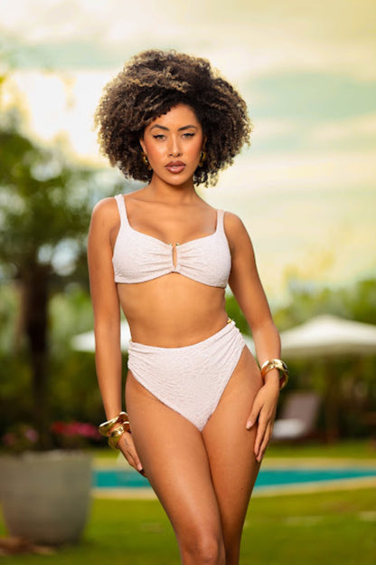 Top Luz off-white texturizado com argola dourada central e alças largas
