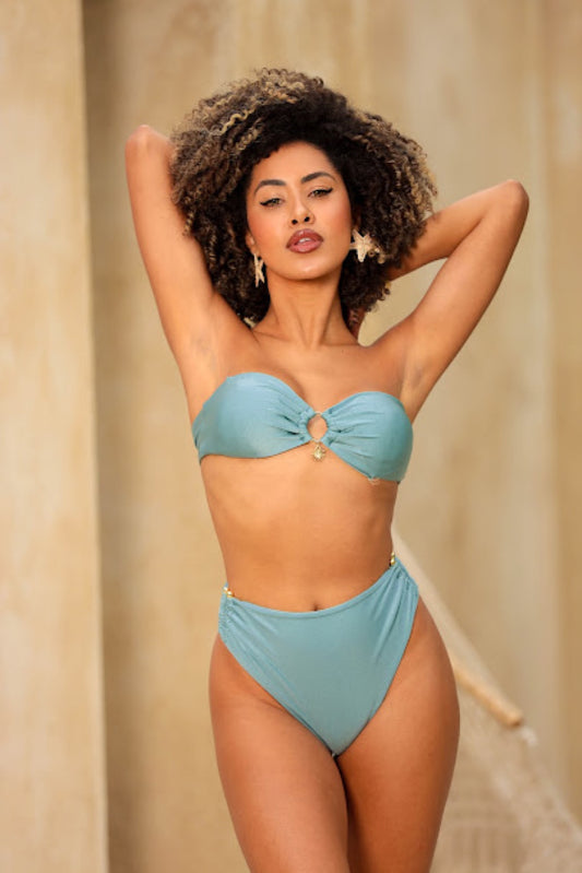 Conjunto Maré Serena azul-celeste, top e calcinha da Tempos de Sol