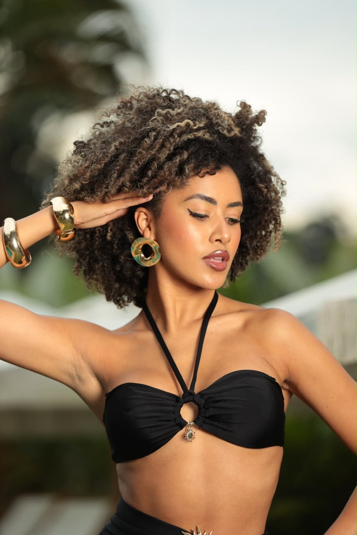 Top Solar preto bandeau com argola dourada e pingente de sol, alças removíveis