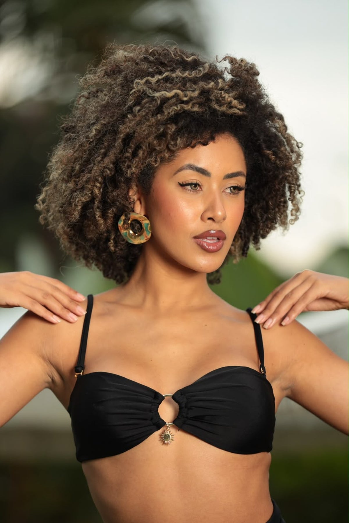 Top Solar preto bandeau com argola dourada e pingente de sol, alças removíveis